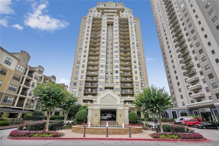 Stratus Property Group offers expert tenant representation services in Atlanta, helping businesses find and secure ideal commercial real estate solutions. Exterior view of Park Towers retail property at 795 Hammond Drive, Atlanta, GA, sold by Stratus Property Group.